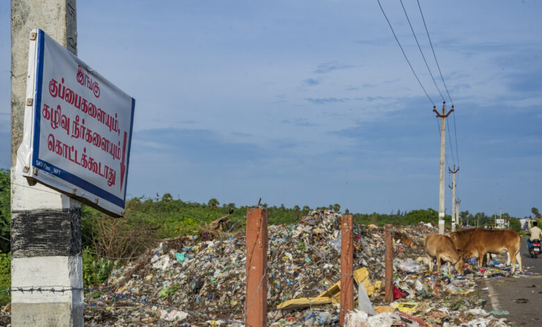 திருவாரூர் மாவட்டம், முத்துப்பேட்டை கிழக்கு கடற்கரை சாலையை மறைத்து நீண்ட காலமாக கொட்டப்படும் குப்பை!?