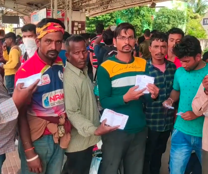 வடஇந்தியர்கள் ரயிலில் அட்டூழியம்!! தமிழக மாணவர்கள் முன்பதிவு செய்த பெட்டிகளில், முன்பதிவு செய்யாமல் அத்துமீறி ஏறி வடவர்கள் அட்டூழியம். North indians in train.
