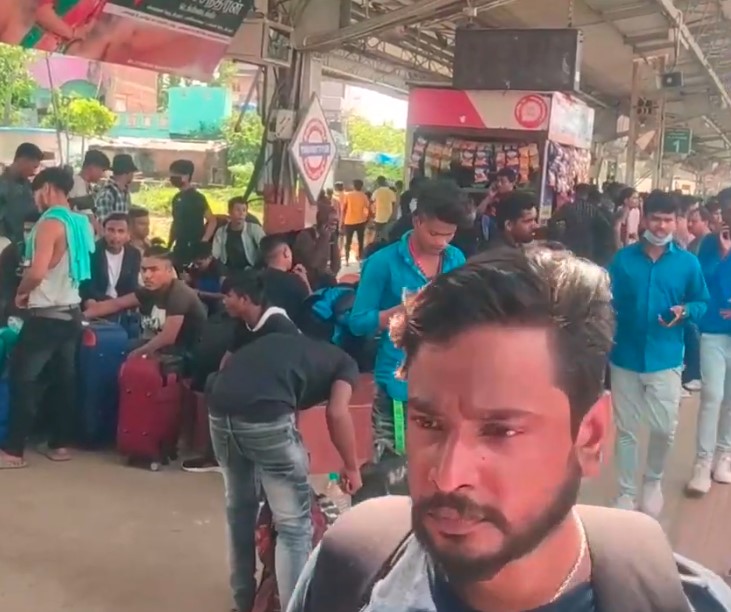 வடஇந்தியர்கள் ரயிலில் அட்டூழியம்!! தமிழக மாணவர்கள் முன்பதிவு செய்த பெட்டிகளில், முன்பதிவு செய்யாமல் அத்துமீறி ஏறி வடவர்கள் அட்டூழியம். North indians in train.